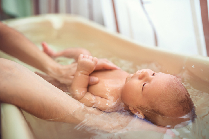 Mandikan bayi dengan air suam